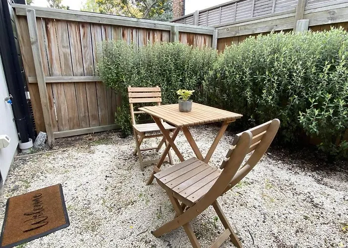 Central 2 Story 1Bedroom Townhouse- Across From Onenz Stadium- Fully Equipped Kitchen- Workfromhome Set Up