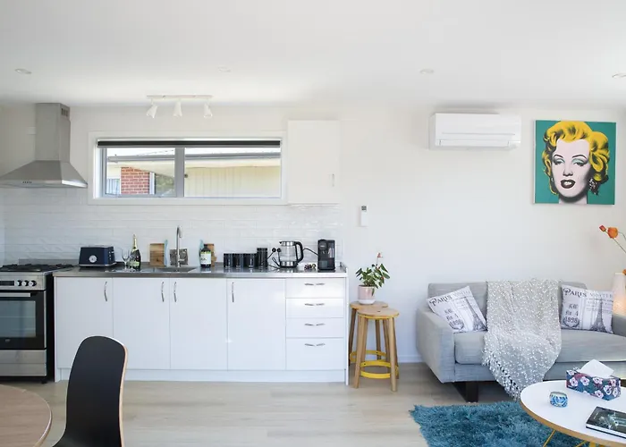 Classy Modern Unit Close To Airport, Shops And Bus