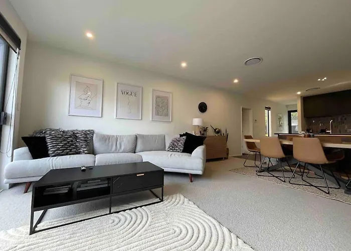 Luxury 3 Bedroom Home With Double Garage